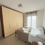 Garden Apartment- Near Appartamento *