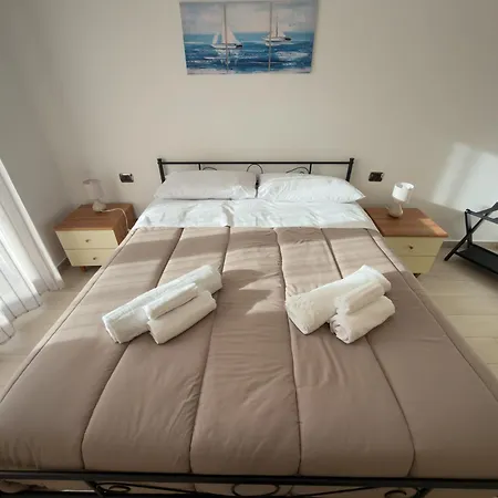 Garden Apartment- Near コモ